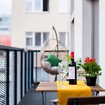 2-level On Krizikova Near The Metro 아파트 프라하