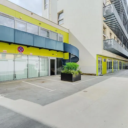 2-level On Krizikova Near The Metro * 프라하